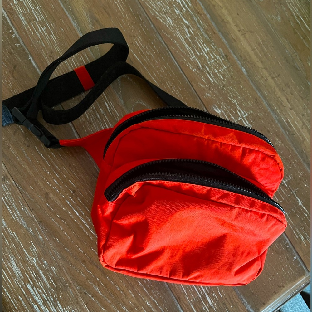 Baggu Fanny Pack Crossbody - Tomato 🍅 red - EUC